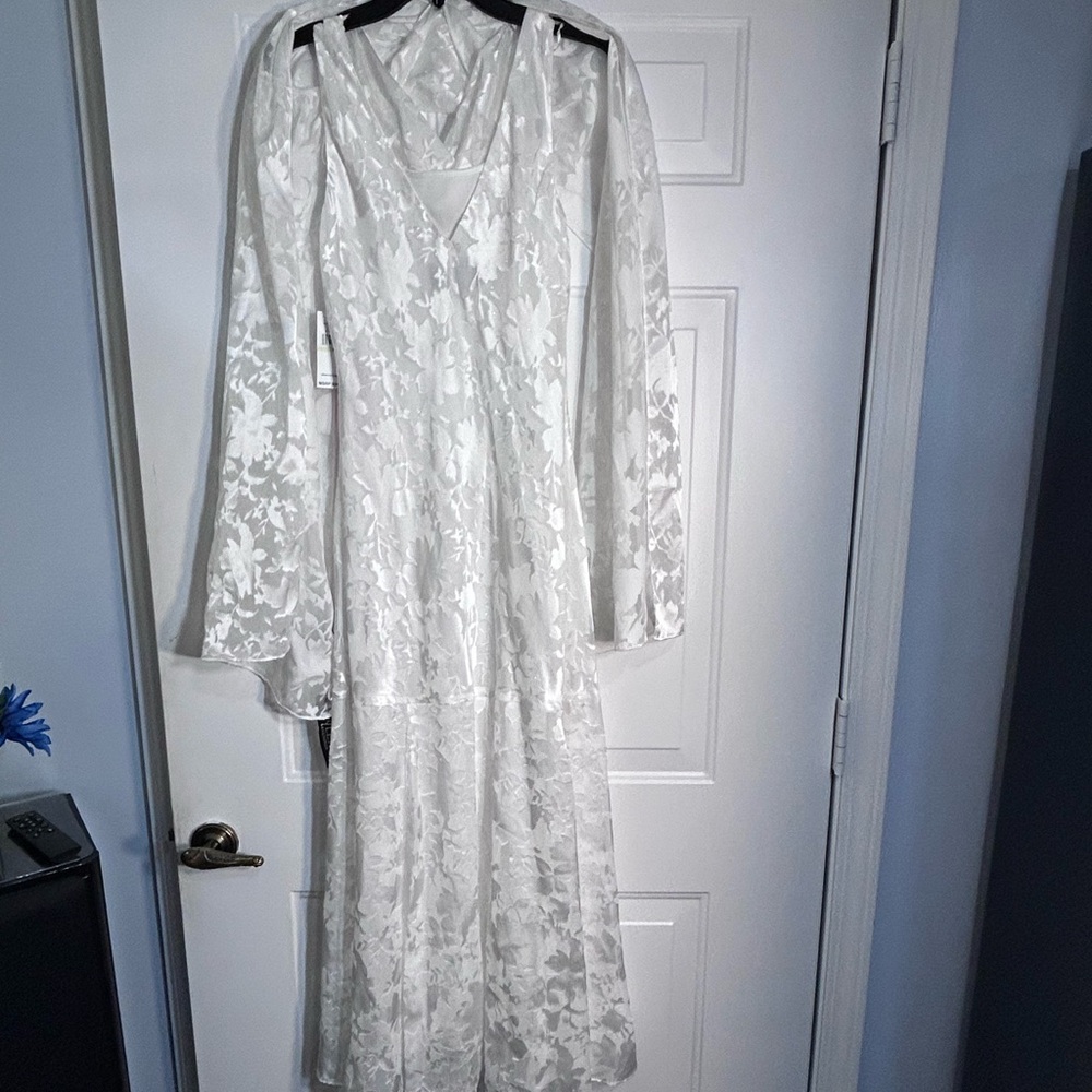 NWT Ladies size 4 -evening dress, party dress, wedding dress etc. Alex evening